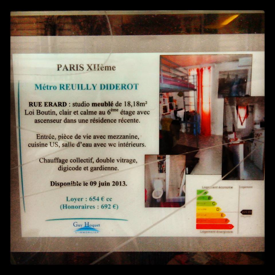 Une annonce immobilière à Paris. Il est difficile de se loger dans la Ville Lumière. Alors si en plus on doit subir des discriminations à cause de ses origines...