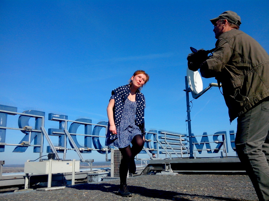 Roland Egersd&ouml;rfer filme une danseuse sur le toit de la "Tour de l&rsquo;Oder" &agrave; Frankfurt le 12 mars 2014
