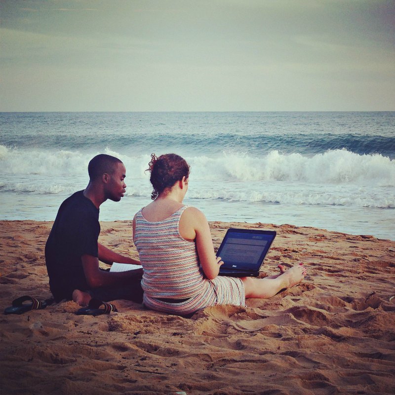 Abou et Cl&eacute;a bossent dur sur la plage de Grand Bassam - Mondoblog Abidjan 2014 - Photo: Berliniquais