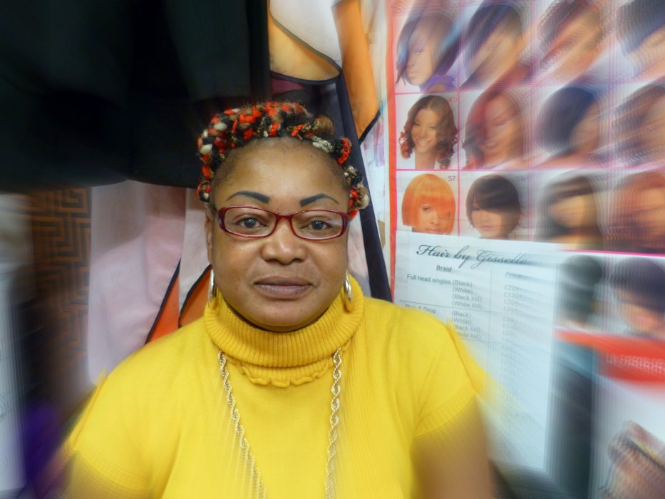 Gis&egrave;le dans son salon de coiffure &agrave; Glasgow. Elle a d&ucirc; &laquo;batailler ferme&raquo; pour l&rsquo;ouvrir.