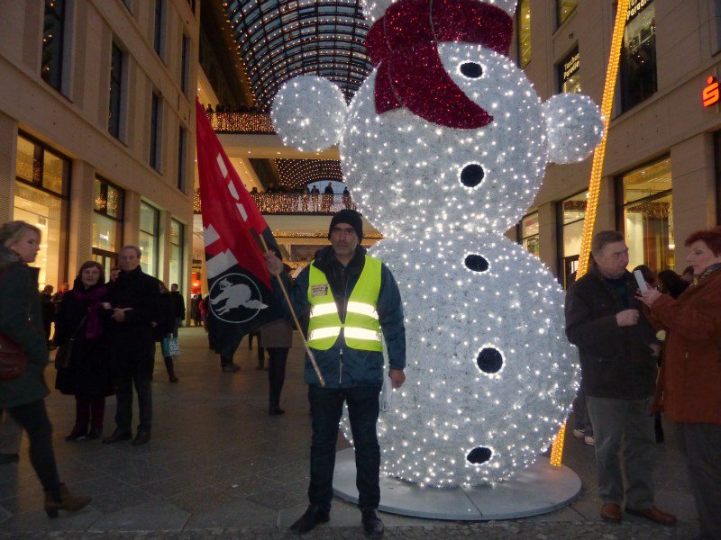 Un ouvrier roumain fait valoir ses droits devant Mall de la Honte et des clients indiff&eacute;rents &copy; Berliniquais